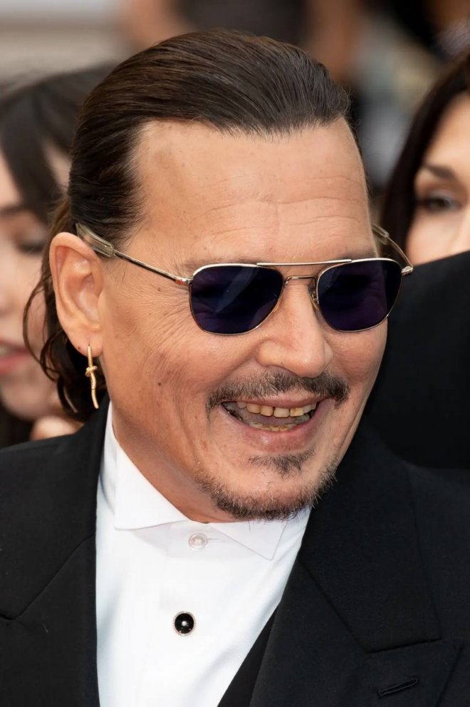 Поклонники Джонни Деппа на 76-м Каннском международном кинофестивале, обратили внимание на состояние зубов артиста